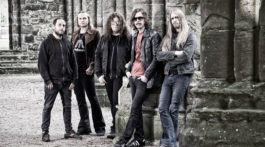 Banda Opeth posa para foto em meio a ruinas