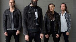 Banda baroness posa para foto em fundo cinza