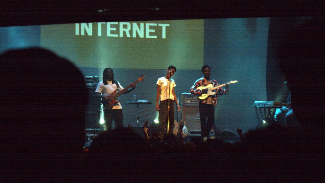 Foto da Banda The Internet em apresentação ao vivo no Circo Voador