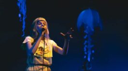Aurora cantando em Show em São Paulo