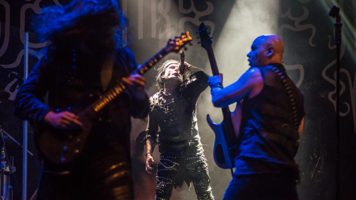 banda Cradle of Filth se apresenta ao vivo