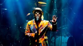 Vocalista Corey Glover, da banda Living Colour, canta em palco no Rio de Janeiro