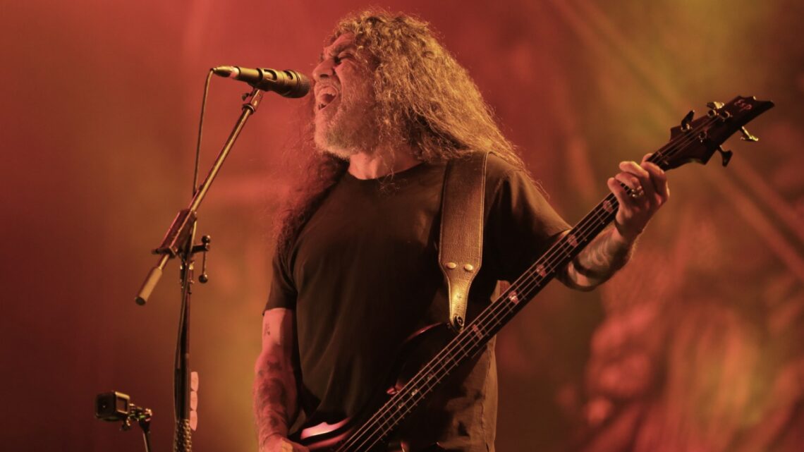 Tom Araya, da banda Slayer, se apresenta em fundo vermelho no Rock in Rio 2019