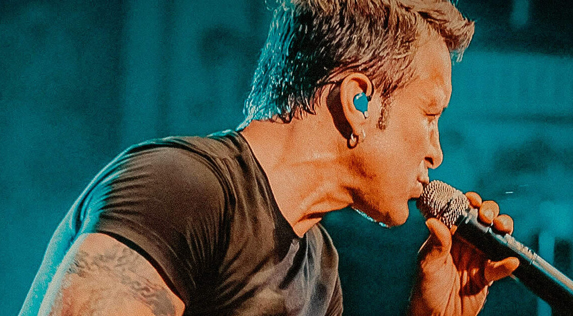 Scott Stapp se apresenta ao vivo