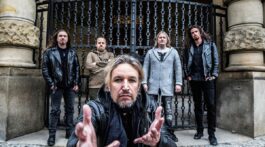 Banda Sonata Arctica posa para foto com o vocalista Tony Kakko em primeiro plano