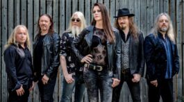 Banda Nightwish posa para foto com Floor Jansen em primeiro plano