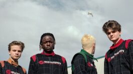 Banda Black Midi posa para foto com uniformes de corrida