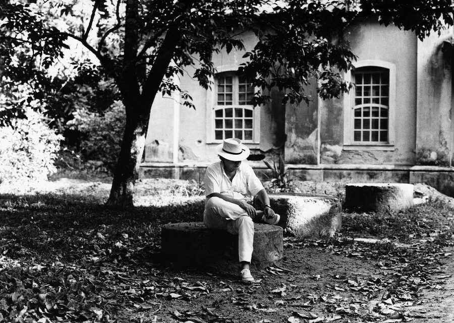 Tom Jobim em uma foto preto em branco em quintal